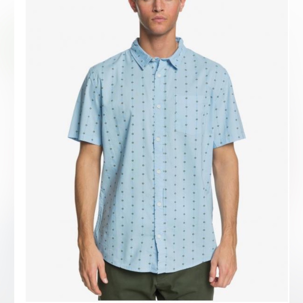 NWT Quicksilver Men’s Barbed Short-Sleeved Button down shirt in Blue - size M